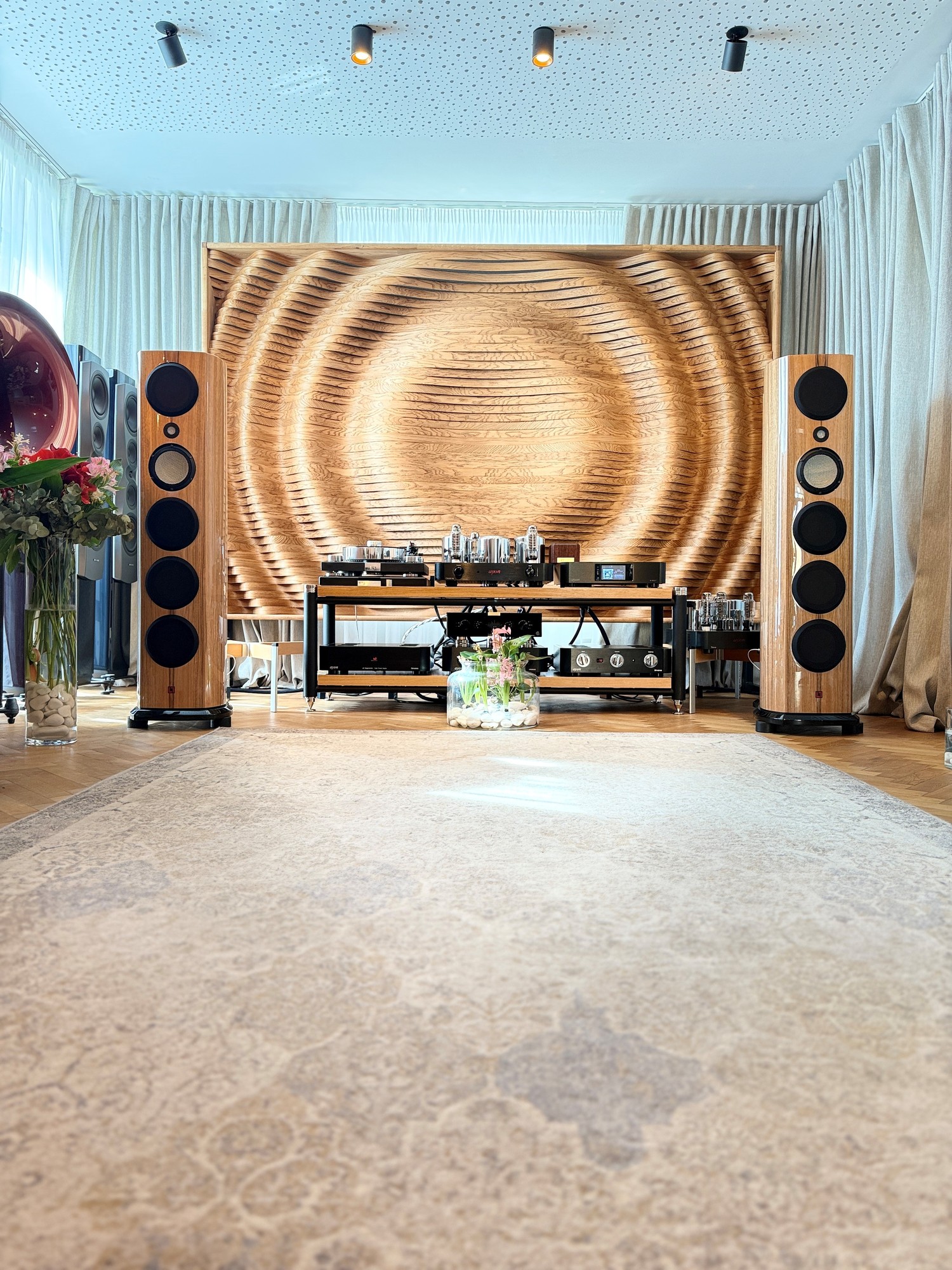 Salon Audio Nautilus Północ — kwadratowy