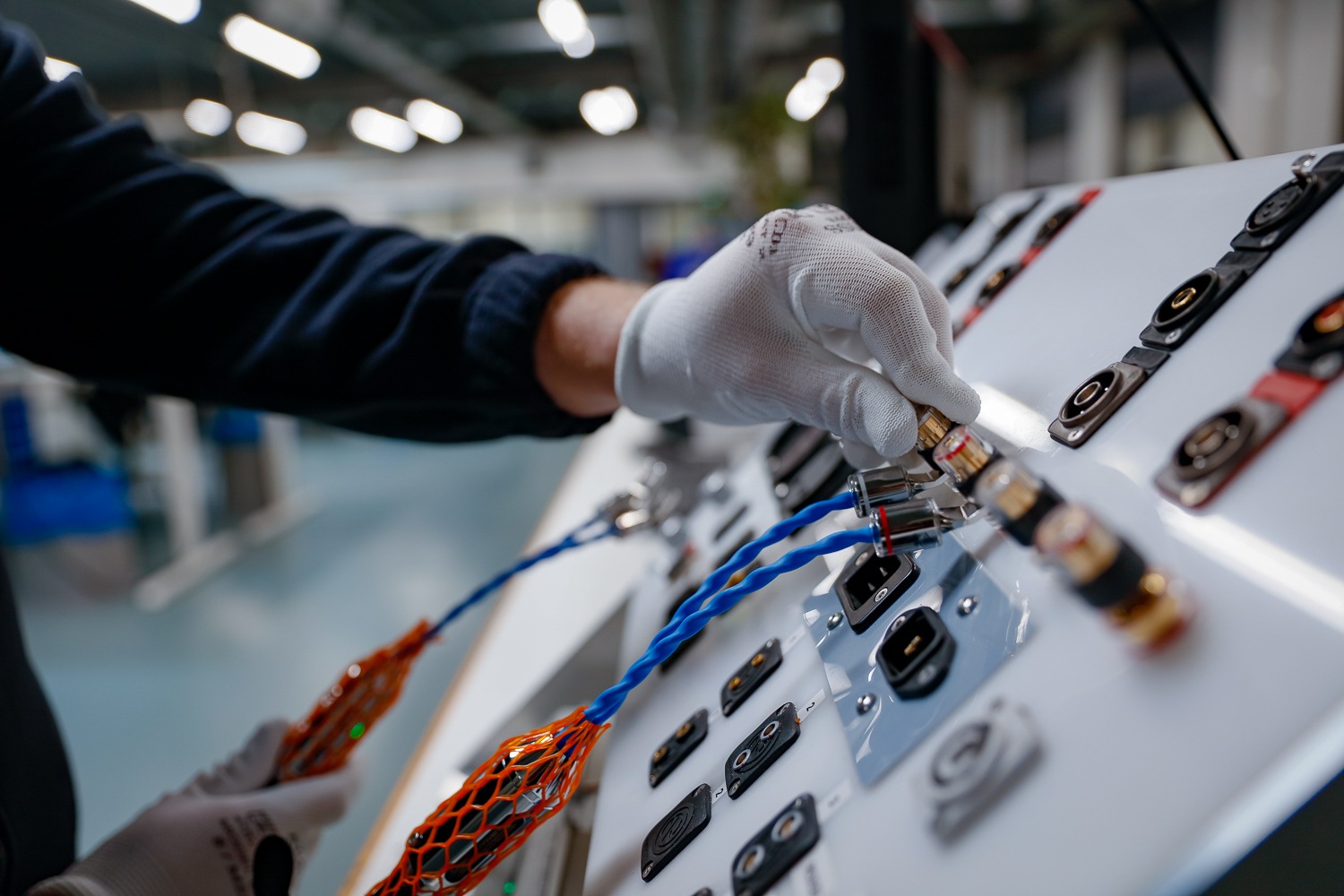 Produkcja kabli Siltech — ręczny montaż złączy w fabryce